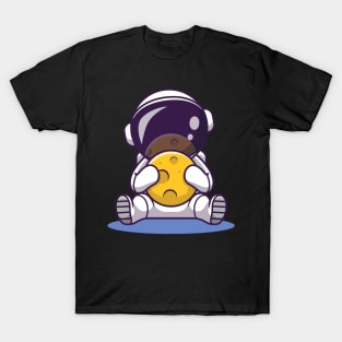 Astronaut holding the moon T-Shirt